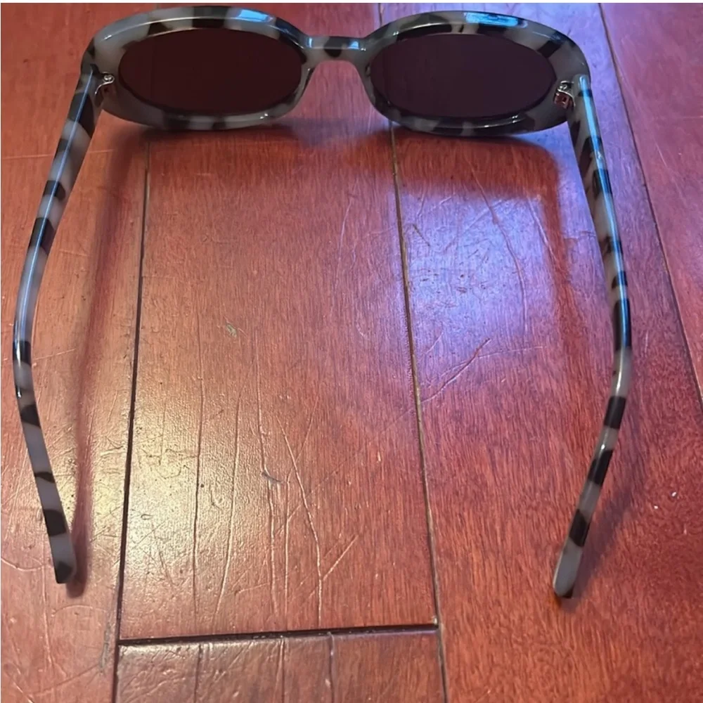 Outta Love oval Le Specs
